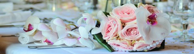 bouquet of pink roses banner